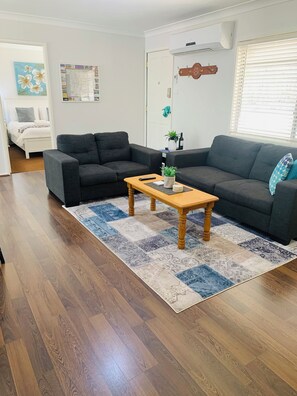 Smart-TV, Netflix, DVD-Player, Tischtennisplatte