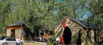 Bronte Lodge - Wine Country Stay Hunter Valley, Games Room, close to town.