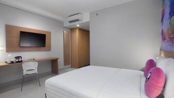 Standard Room | Minibar, in-room safe, desk, bed sheets