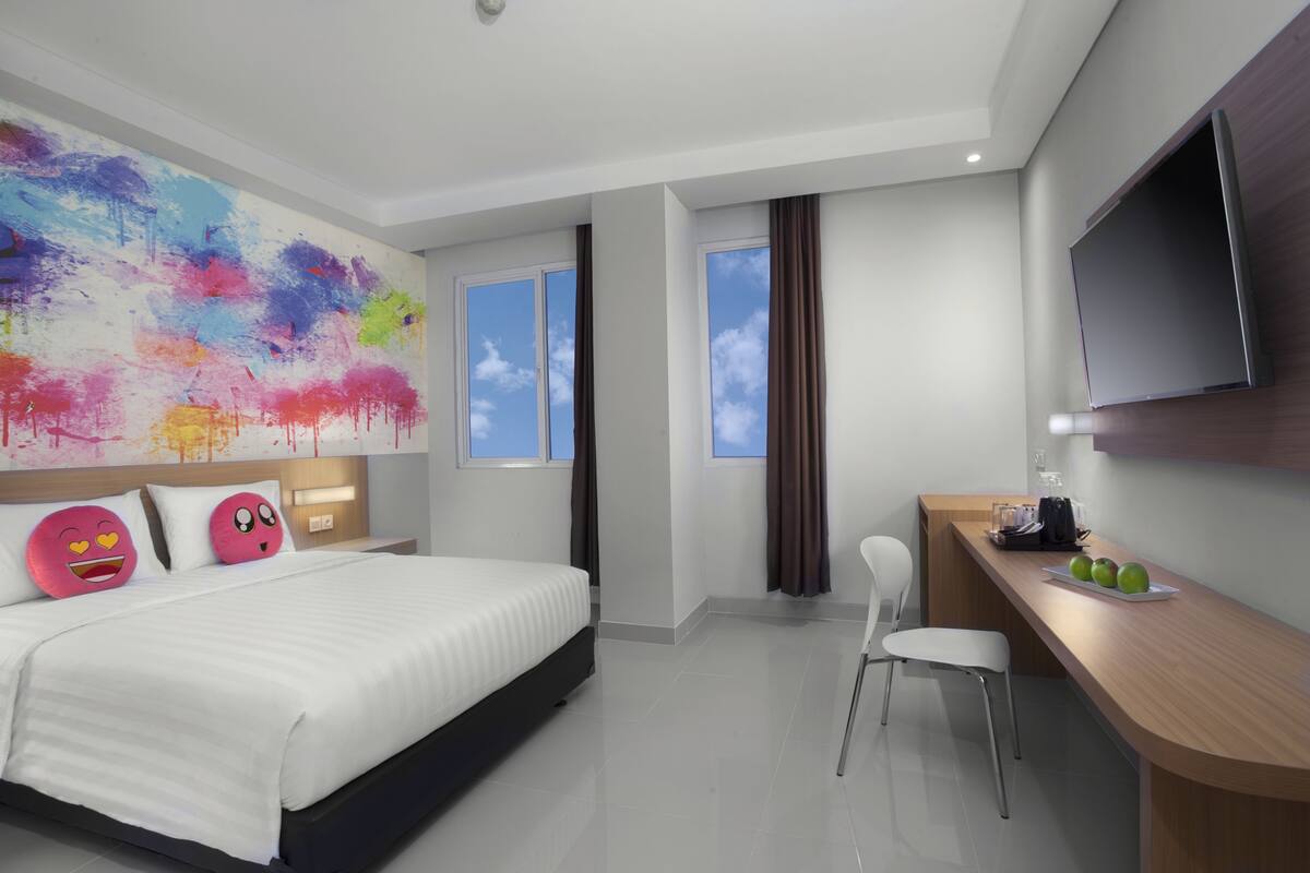 Superior Room | Minibar, in-room safe, desk, bed sheets