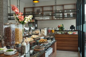 Sarapan bufet setiap hari (IDR 75000 seorang) 