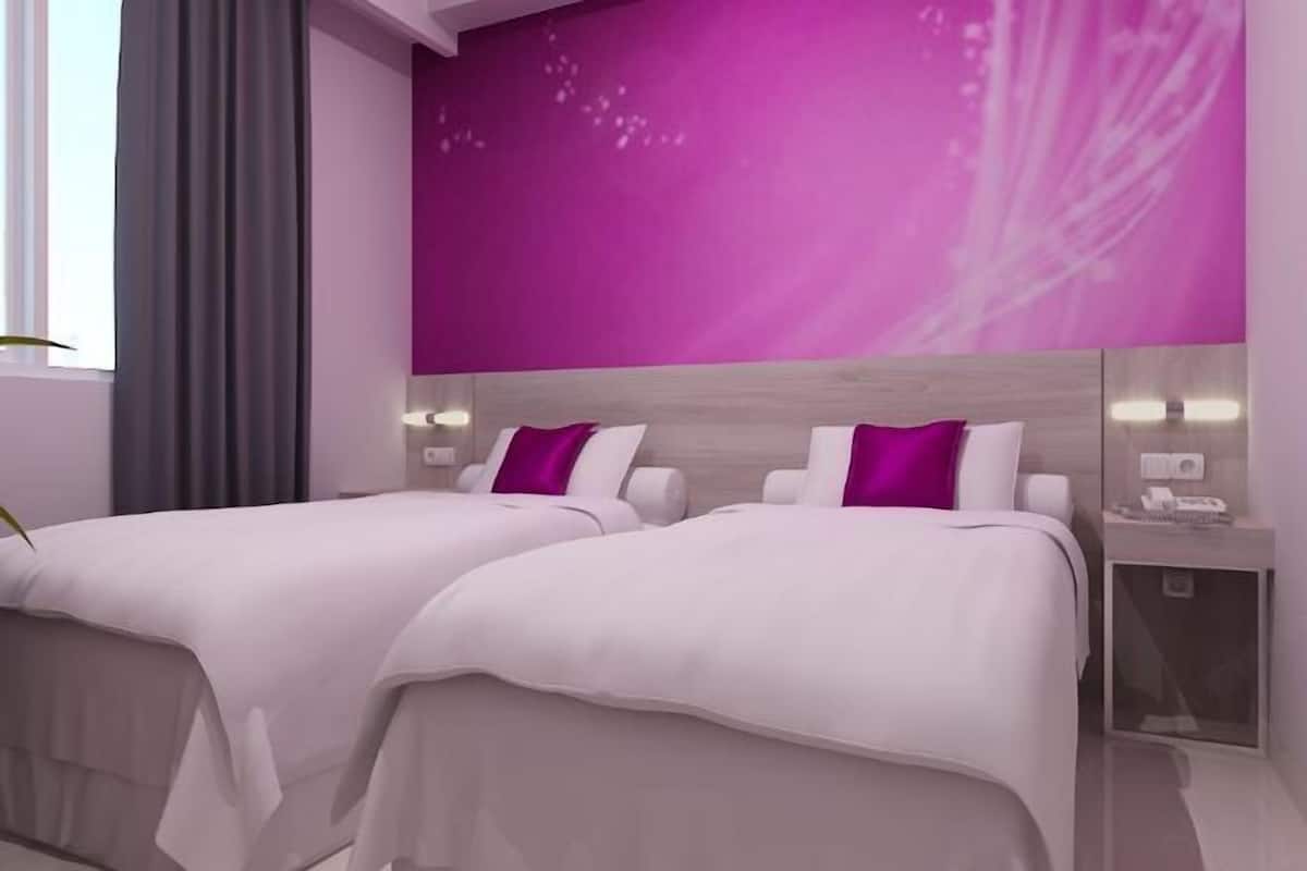 Minibar, in-room safe, desk, bed sheets