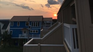 Un quartier résidentiel avec des maisons, au coucher du soleil.