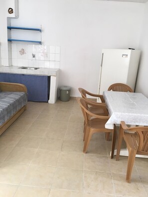 Apartment, 1 Schlafzimmer | Eigene Kochnische | Kühlschrank, Herdplatte, Kochgeschirr/Geschirr/Besteck