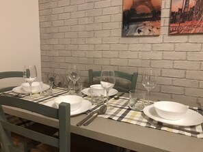 Apartment, 1 Doppelbett und Schlafsofa | Essbereich im Zimmer