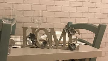 Apartamento, 1 cama de casal e sofá-cama | Opções para refeição no quarto