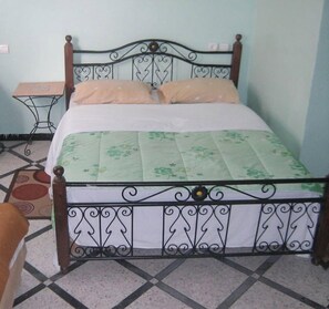 Bureau, fer et planche à repasser, lits bébé (gratuits)