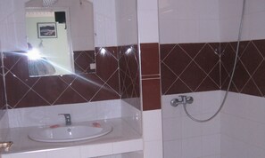 Ducha, cabezal de ducha tipo lluvia, secador de pelo, toallas