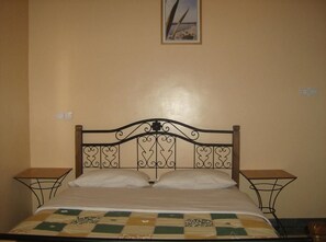 Habitación estándar doble | Escritorio, tabla de planchar con plancha, cunas gratuitas