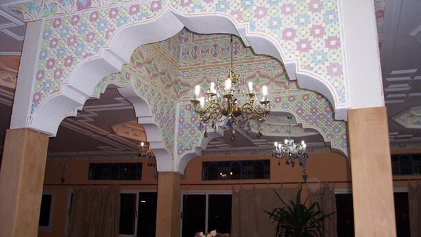 Un intérieur agrémenté d’arcs décoratifs et d’un lustre.