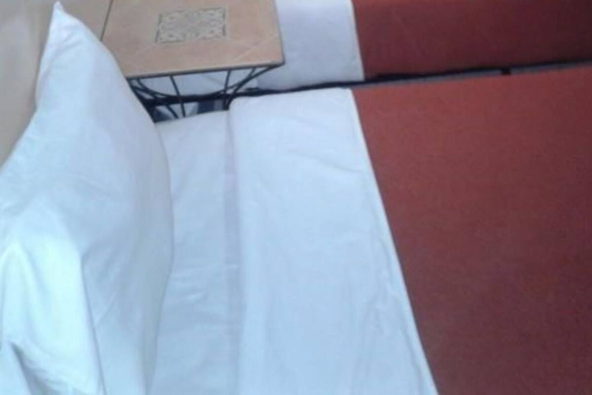 Quarto solteiro standard | Escrivaninha, ferros/tábuas de passar roupa, berços grátis