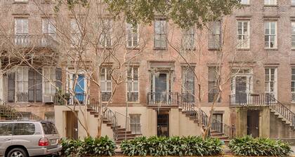 WEEKNIGHT DISCOUNT!1850s Townhouse Parlor Suite steps away from Forsyth Park!