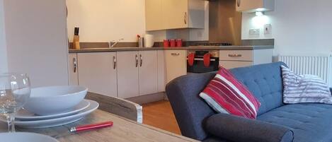 Kühlschrank, Mikrowelle, Ofen, Herdplatte