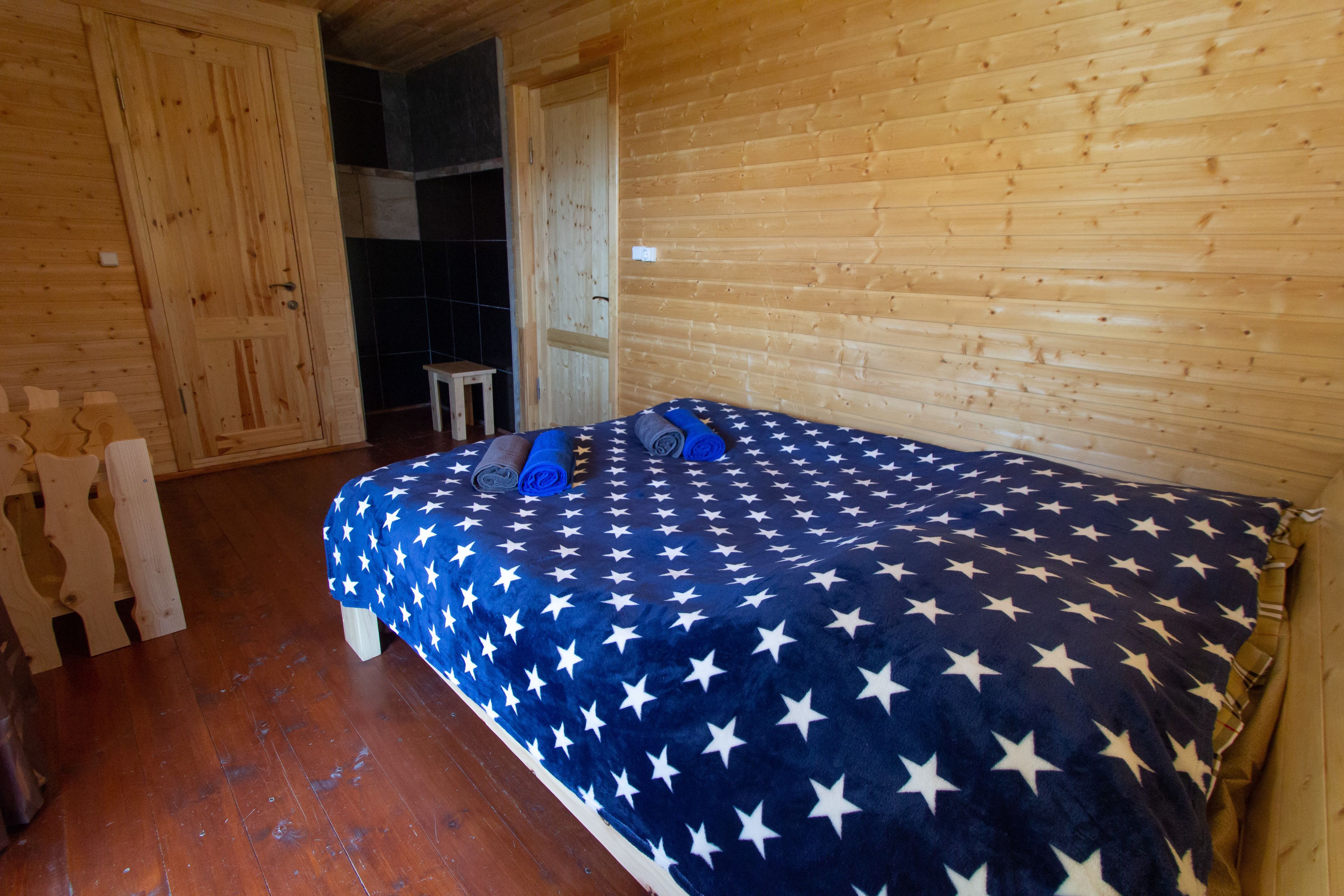 デラックス ダブルルーム キングベッド 1 台 マウンテンビュー | 低刺激性寝具、防音設備、WiFi (無料)、ベッドシーツ