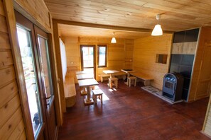 Family dining - guesthouse gio (Mestia)