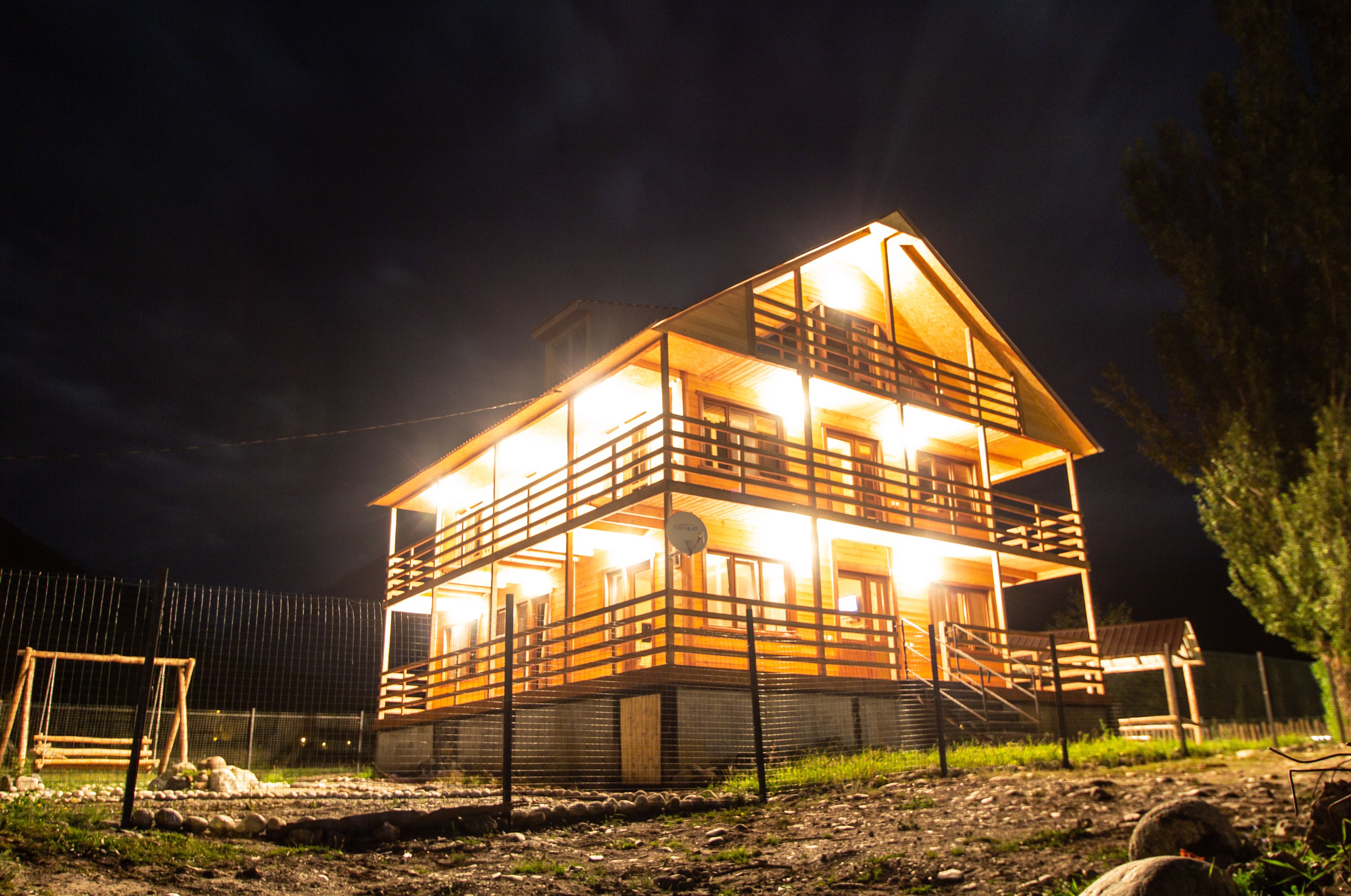 Ein zweistöckiges Holzhaus mit Balkon und Treppe zum Obergeschoss.