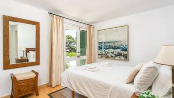 3 bedrooms, desk, iron/ironing board, WiFi