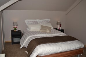 Ropa de cama de alta calidad y caja de seguridad en la habitación