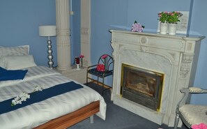 Habitación doble | Ropa de cama de alta calidad y caja de seguridad en la habitación