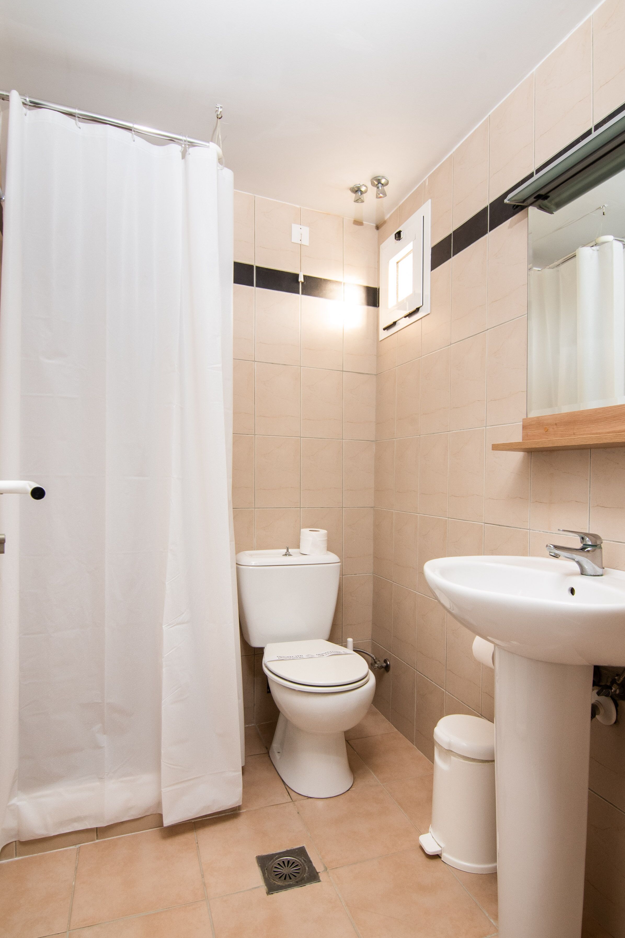 shower, free toiletries, hair dryer