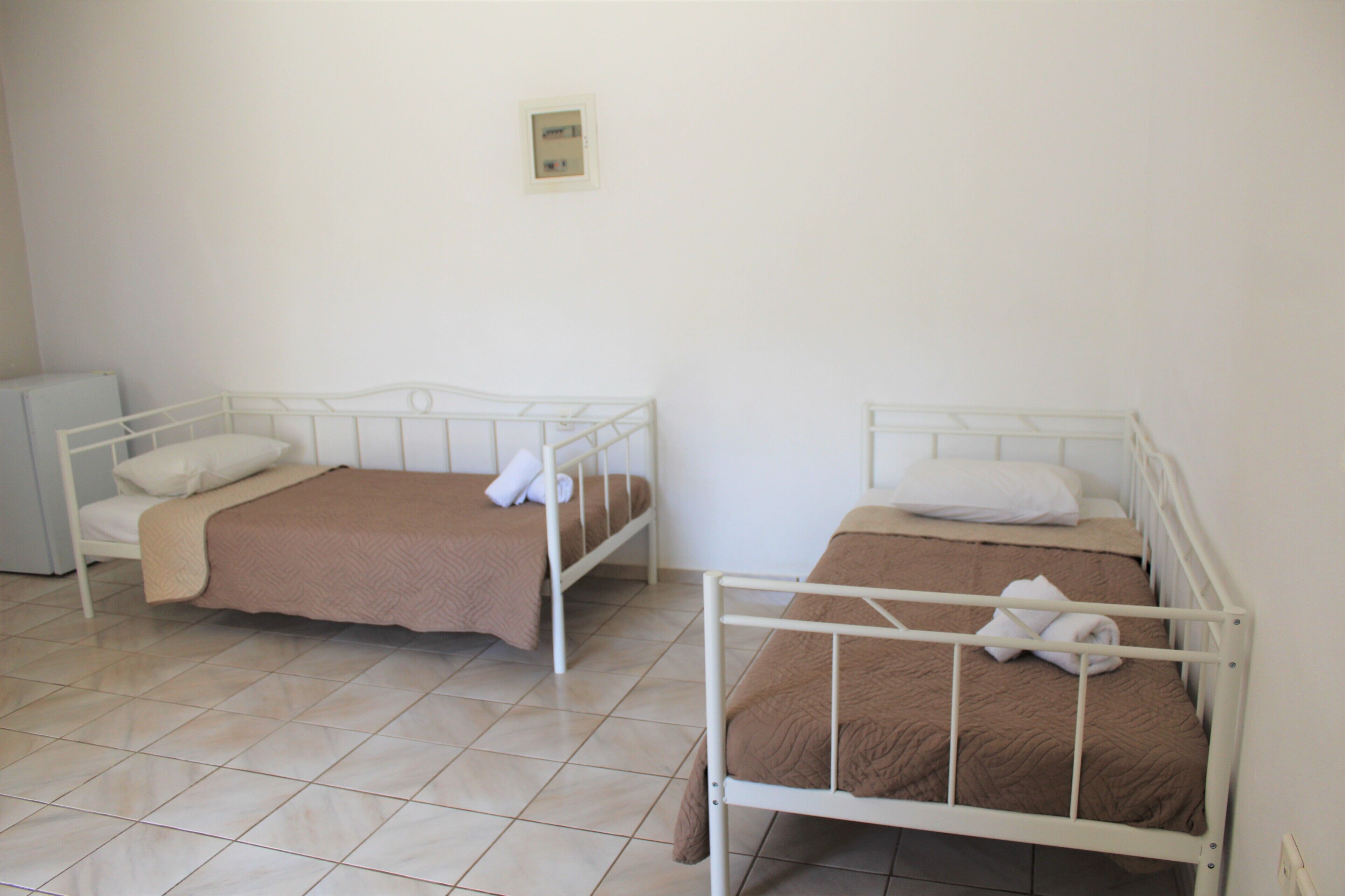 family room, 1 bedroom, non smoking | 2 bedrooms, desk, free wifi, bed sheets