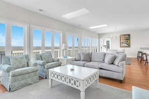 TV a schermo piatto, lettore DVD, libri, videoteca