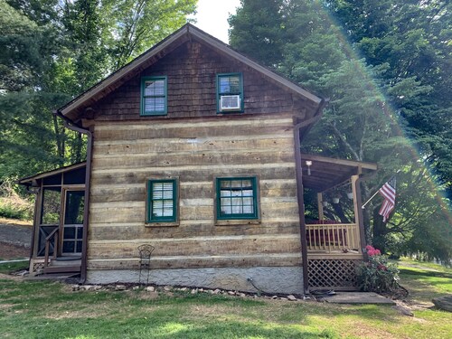 Looking for a "real mountain cabin experience" come relax at Elk Ridge Cabin!