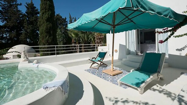 A pool area with a hot tub, two lounge chairs, and a large umbrella. - Villa HEIWA - havre de paix (Hammamet)