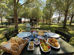 Free daily cooked-to-order breakfast - Elyada Konuk Evi (+8 Yaş ) (Bozcaada)