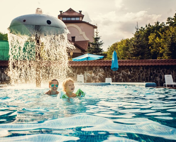 Piscine couverte, piscine extérieure (ouverte en saison)