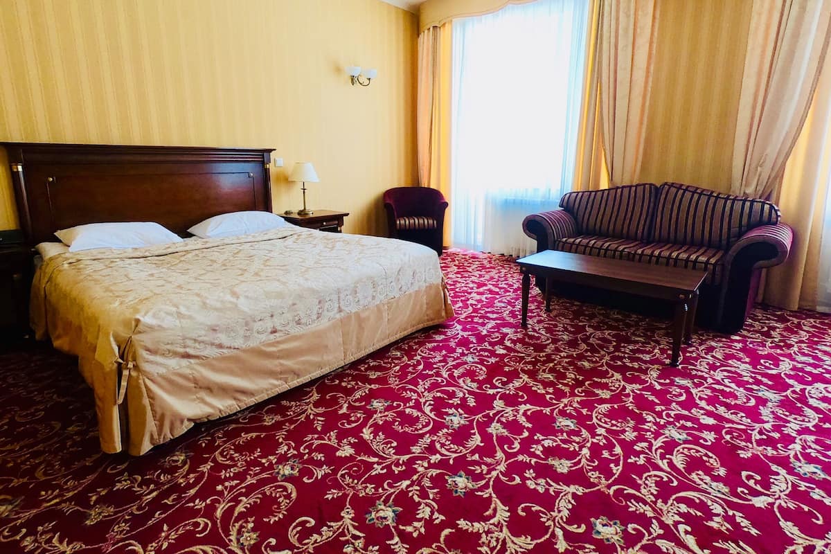 Doppia Superior, 1 letto king con divano letto, vista montagna | Postazione laptop, culle/letti per bambini (a pagamento)
