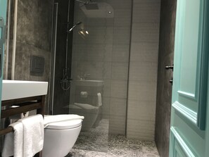 Shower, hydromassage showerhead, free toiletries, hair dryer - BiSalkım Otel Bozcaada (Bozcaada)