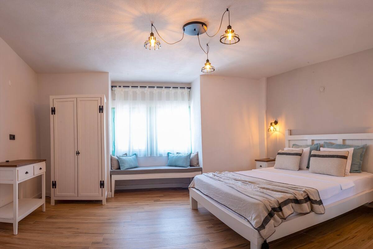 Deluxe Room, Sea View (Bay Window) | 1 bedroom, WiFi (free), bed sheets