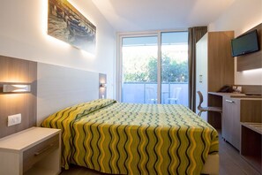 Een kluis op de kamer, een bureau, verduisterende gordijnen, gratis wifi