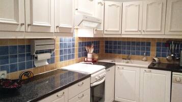 Réfrigérateur, plaque de cuisson, lave-vaisselle, cafetiÚre/bouilloire