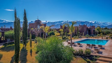 Outdoor pool, pool umbrellas, sun loungers