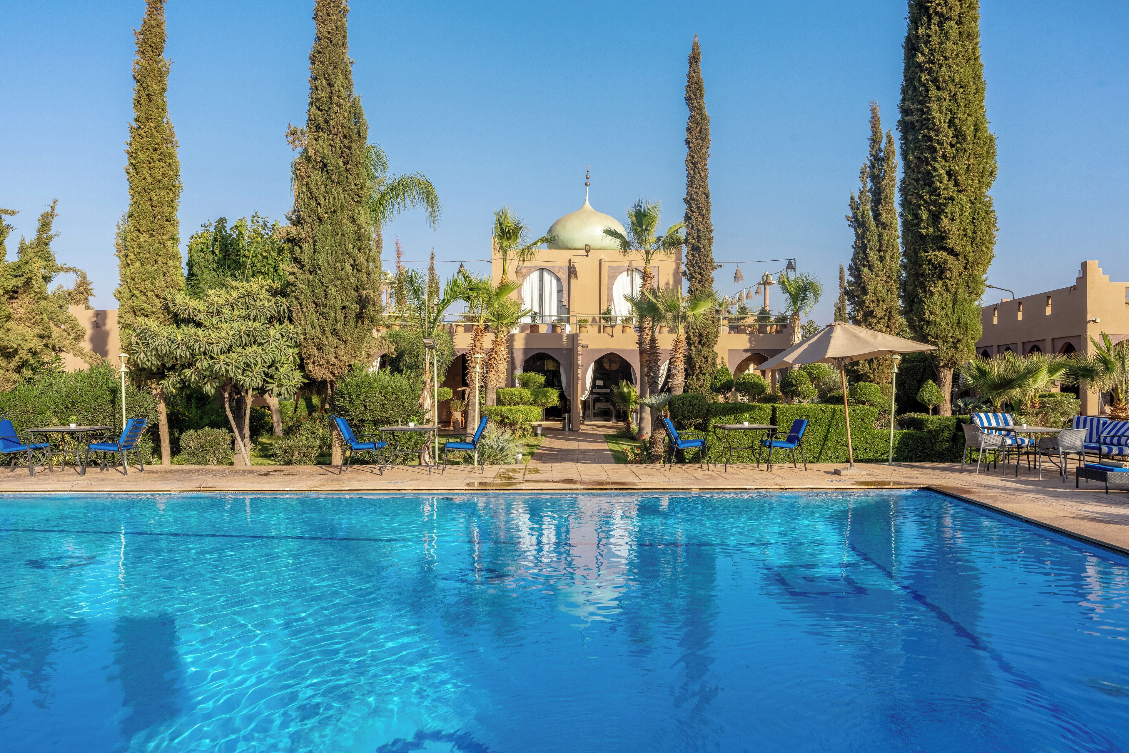 Außenpool, Sonnenschirme, Liegestühle