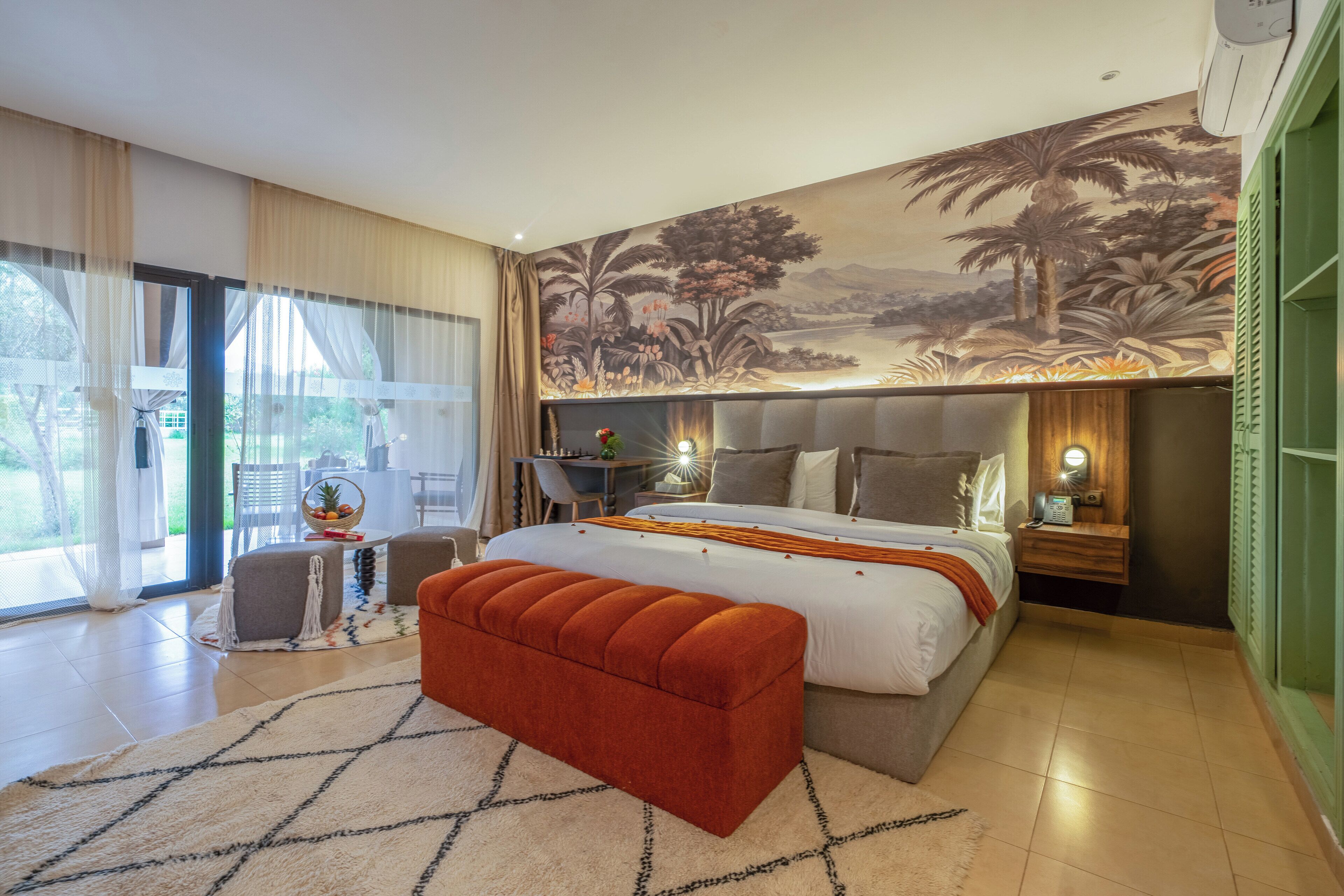 Luxury Suite | Minibar với thức uống miễn phí, két bảo mật tại phòng, bàn 