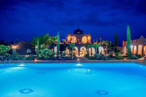 Outdoor pool, pool umbrellas, sun loungers