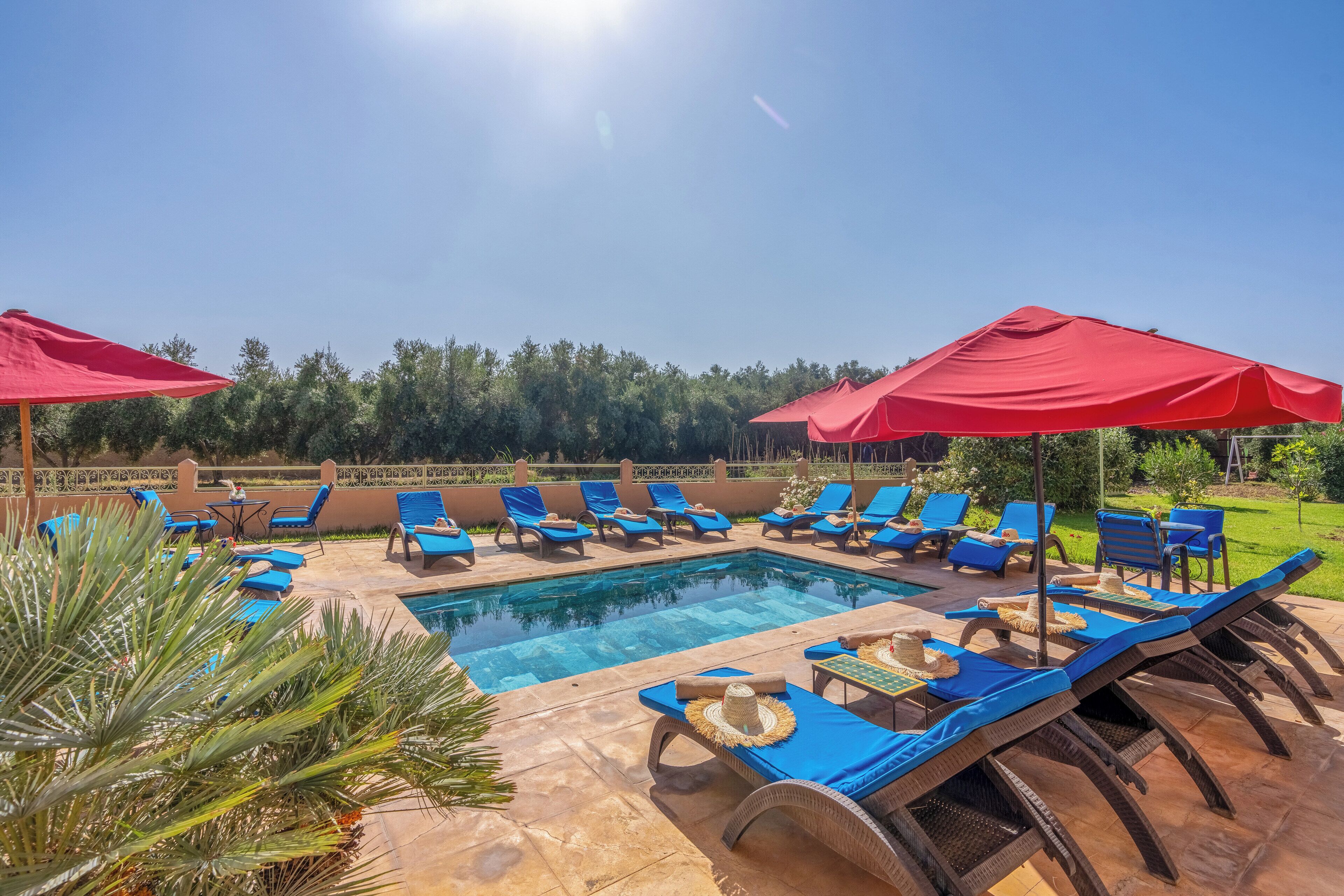 야외 수영장, 수영장 파라솔, 일광욕 의자