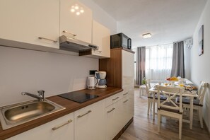 Fridge, microwave, oven, stovetop - Apartments Lovric - Apt 3 (Pula)