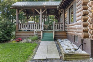 Property grounds - Cedar Lane Cabin: 3 bedroom authentic log cabin in the woods (Penn Yan)