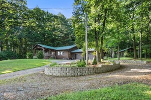 Exterior - Cedar Lane Cabin: authentic log cabin in the woods (Penn Yan)