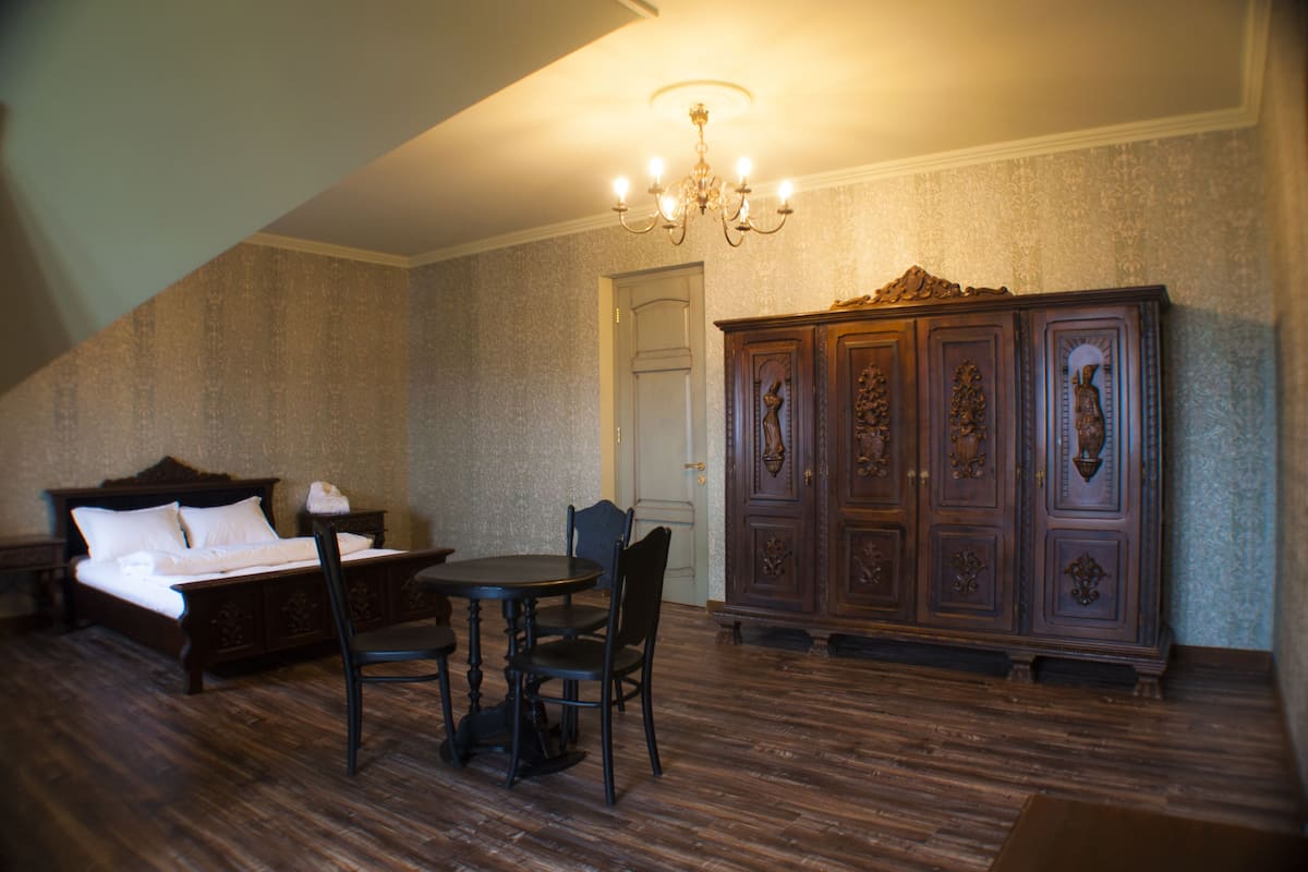 superior double room (renaissance) | living area