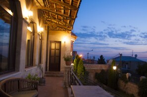 Vista frontal de la propiedad por la tarde o noche