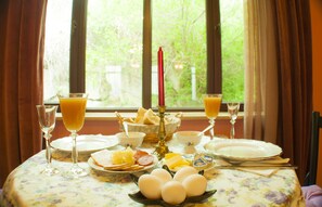 Desayuno continental (AMD 5000 por persona)