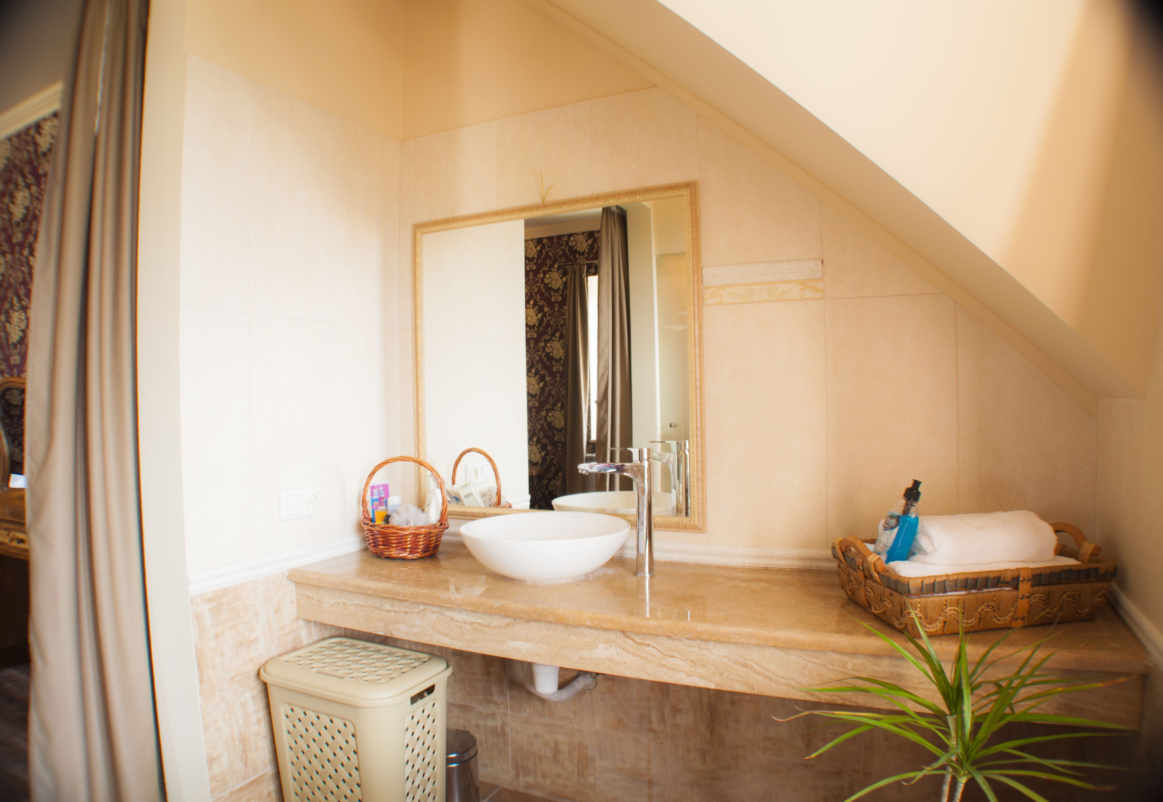 luxury double room (leonardo da vicni) | bathroom sink