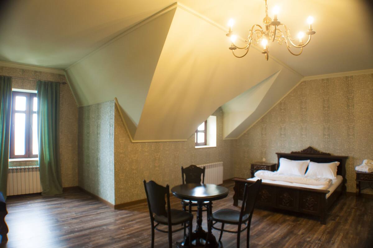 superior double room (renaissance) | living area