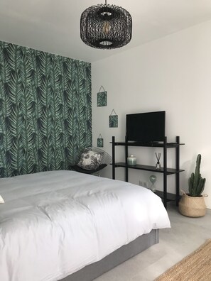 Superior Room, Pool View (Cèdre) | Minibar, individually decorated, individually furnished, blackout drapes - L'Oasis Vendargues (Vendargues)