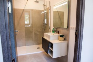 Shower, free toiletries, hair dryer, towels - L'Oasis Vendargues (Vendargues)